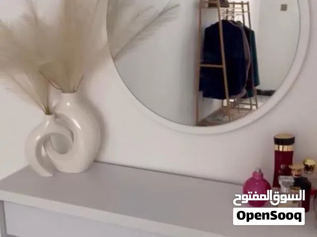ميز ومرايا للبيع جديد