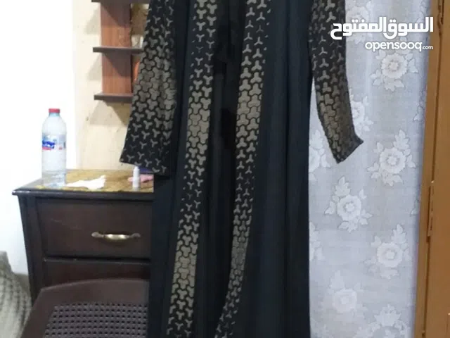 بيع لضرورة عباية مع شالتها ثقيلة مقاس 56 جديدة سبب البيع اجتني هدية من السعودية مقاس مااجى