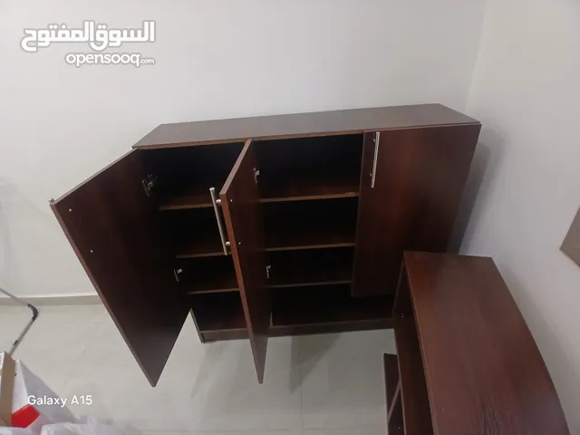طاولة شاشه مع طاوله وسط
