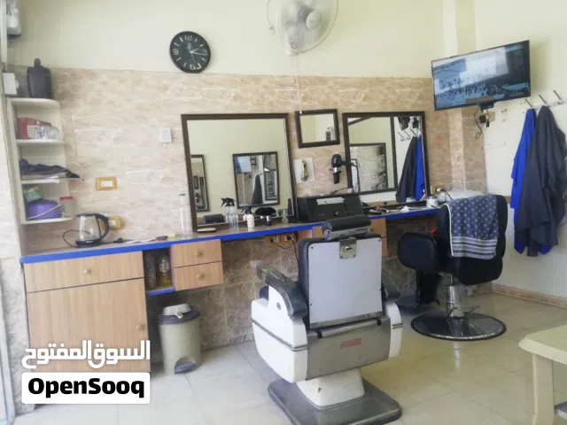 صالون حلاق للبيع مع كافة المعدات