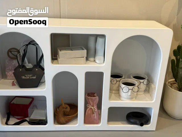 وحدة خزائن عرض منتجات وطاولات