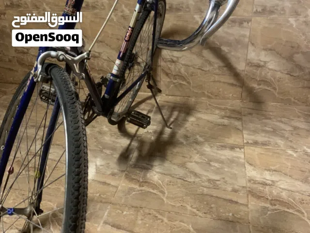 بسكليت سباق جنط بلون 7 غيارات خلفيه غيارين اماميه استعمال خفيف مركب عليه جك خلفي سنوبرسات للكرسي