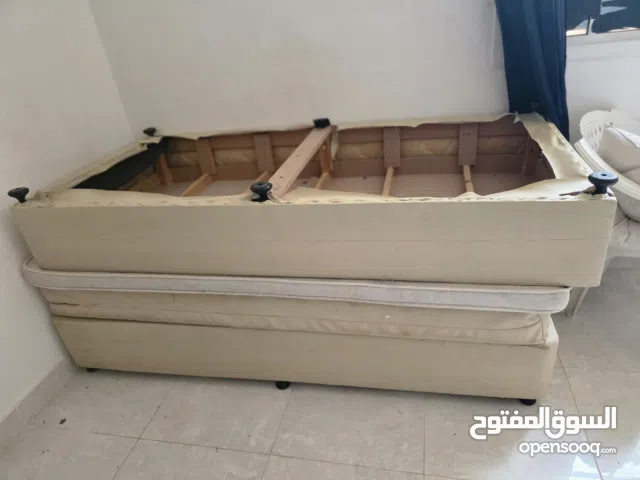 دولاب كبير ودولاب صغير و3 سراير للبيع