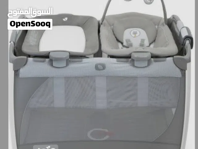 سرير اطفال مع قاعدة غيار