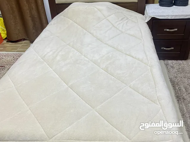 تخت مفرد ونص خشب زان ثقيل مع فرشة مريحة جداً شبه جديدة