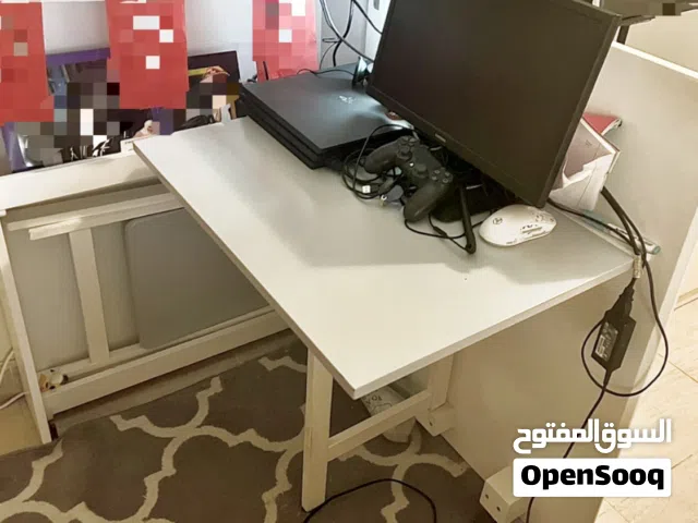 طاولة بيضاء دراسه فتح وإغلاق لحفظ مساحة مع كرسيها