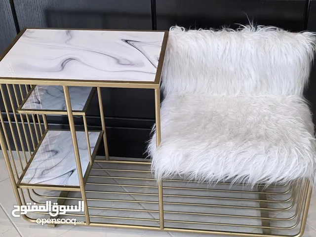 كرسي مع طاولة بحالة ممتازة لون ذهبي مع ابيض chair sofa with table in perfect condition gold