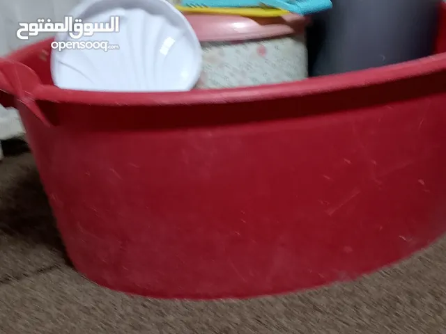 بانيو بلاستيك مع ثلاث سلات قمامة باحجام مختلفه ودروج ألمونيو حجم صغير