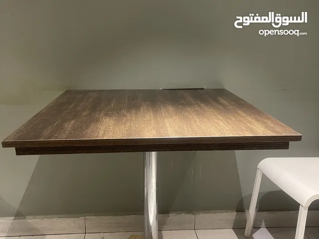 7 طاولات خشبية بحالة ممتازة للبيع