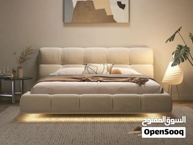 سرير كلاسيكي انيق مع اضاءه LED مقاس كينج 180*200 سم مطلوب 2000 درهم