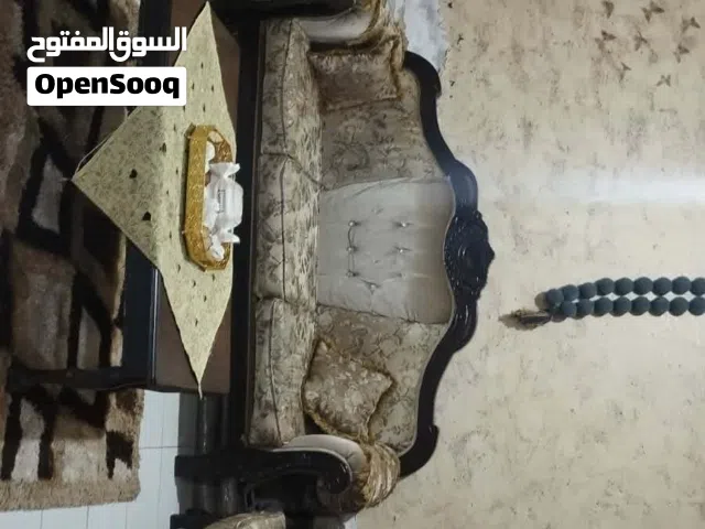 طقم كنب فاخر7 مقاعد خشب زان بحاله جيده جدا مع طاولات وسط الجاد يتصل