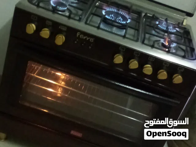 طباخة ممتازة فيري  بحالة الجديد خمس عيون وفرن كبيرة مزودة بمروحة وإشعال وامان كامل ولمبة وشواية