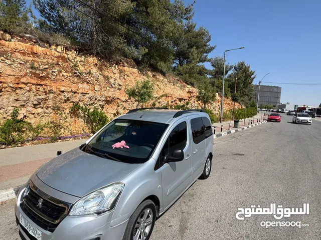 للبيع بيجو بارتنر 6+1 موديل 2016 السيارة نظيفة مكانيك 100% جنوط 16 اصلية