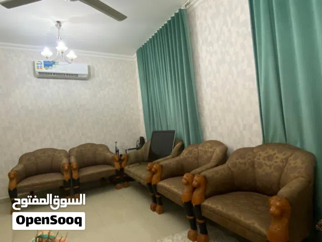 جلسة بحالة جيدة جدا للبيع مع الستارة والطاولة تكفي 6 شخص