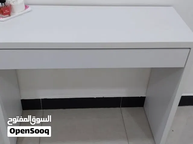 سلام وعليكم حبي. هذا ميز. جديد.  لون ابيض قياس. 100/140لون ابيض ساده يختوي ع مجر واحد.  سعره 150   ا