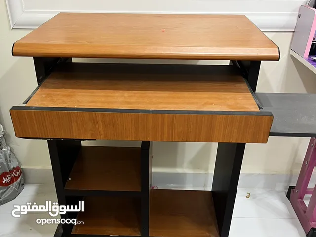طاولة كمبيوتر للبيع