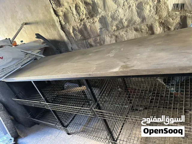 طاوله خشب  قياس طويل الوجهه ثقيل  والباقي حديد مع طابق تحت سلال
