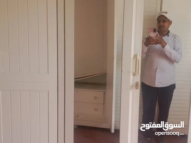دولاب 6 ضرف لون ابيض عموله خشب قوي ومتين يناسب جميع الديكورات سعر 20 دينار