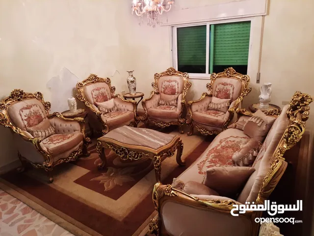 طقم كنب مصري حفر ثقيل من الصنف الأول . مقاعد عدد ( 7 ) . طاولة وسط مطرزة بالكامل .