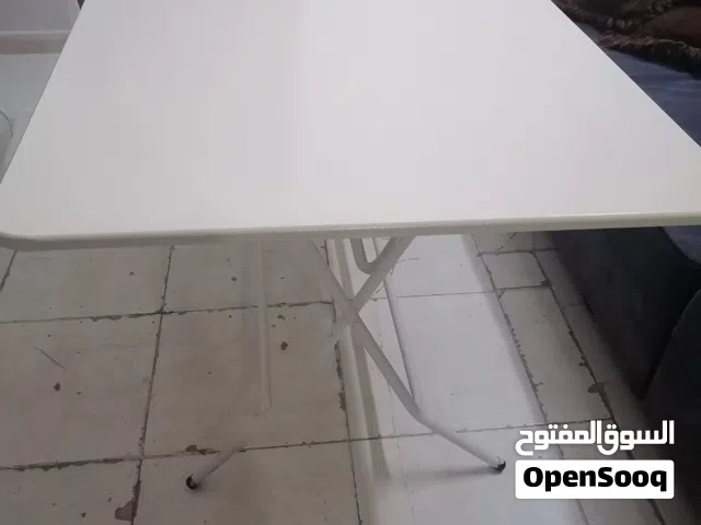 طاولة طعام كبيرة ونظيفه