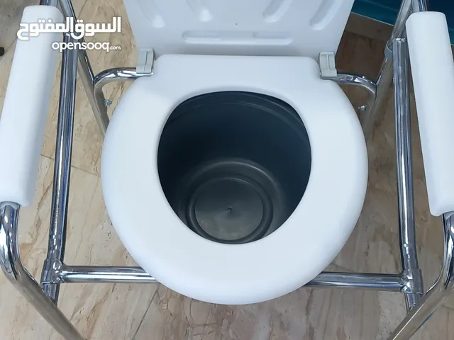 كرسي حمام طبي ثابت  للاستخدام داخل غرفة المريض و يمكن وضعه على كرسي الحمام مباشرة . 
