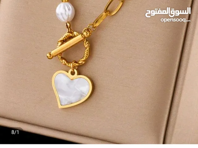 قلادة أنيقة بقلب متدلي – تصميم راقٍ يناسب جميع المناسبات