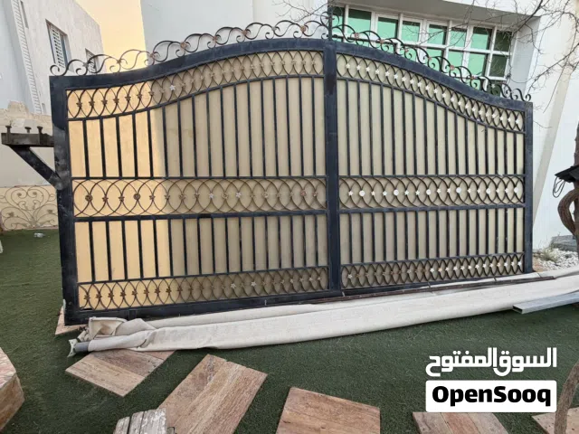 طقم ابواب حديد نظيفه (باب سليدنج كبير + باب للمدخل)