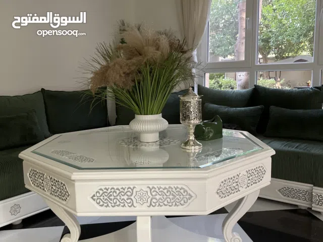 طاولة خشب بنقش مغربي