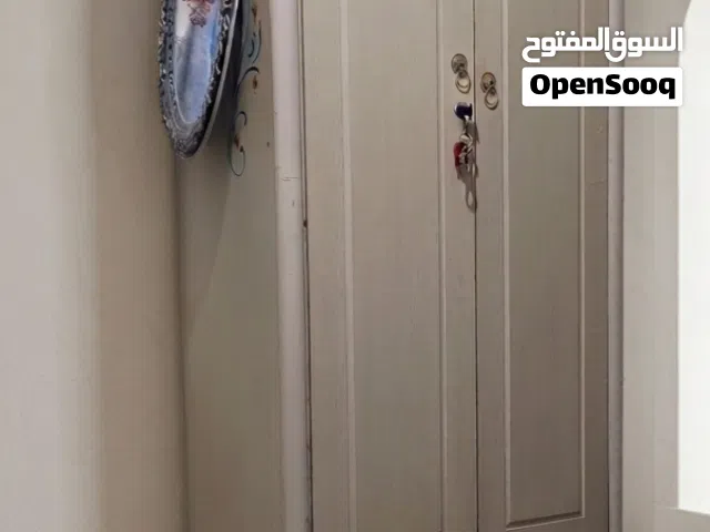 دولاب فتحتين مستخدم نظيف خشب قوي للبيع عرطة