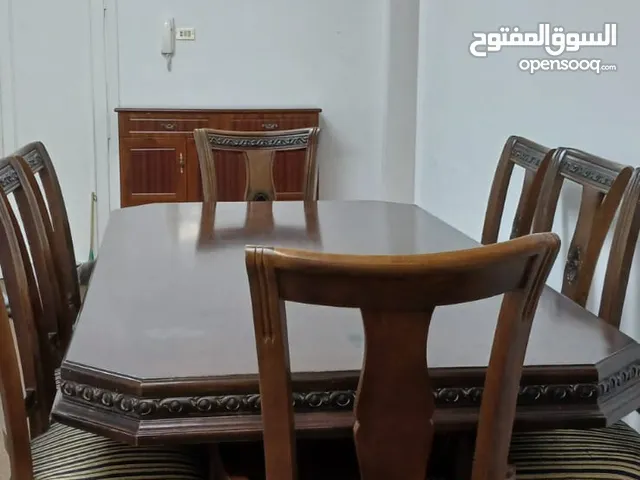طاولة سفرة 8 مقاعد...حالة ممتازة استعمال خفيف جدا لونها بني خشب زان اصلي السعرررر قابل للتفاوض
