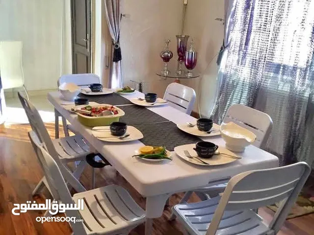 طاولات وكراسي طوي بتزبط للرحل والعزايم الكبيرة