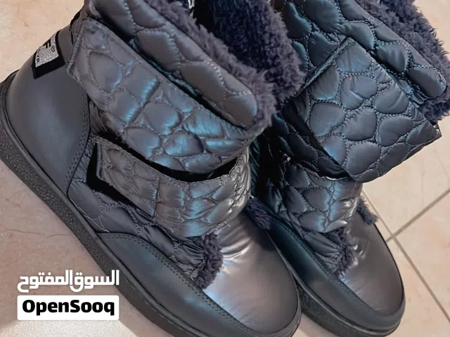 بوط فضي بقلبه فرو