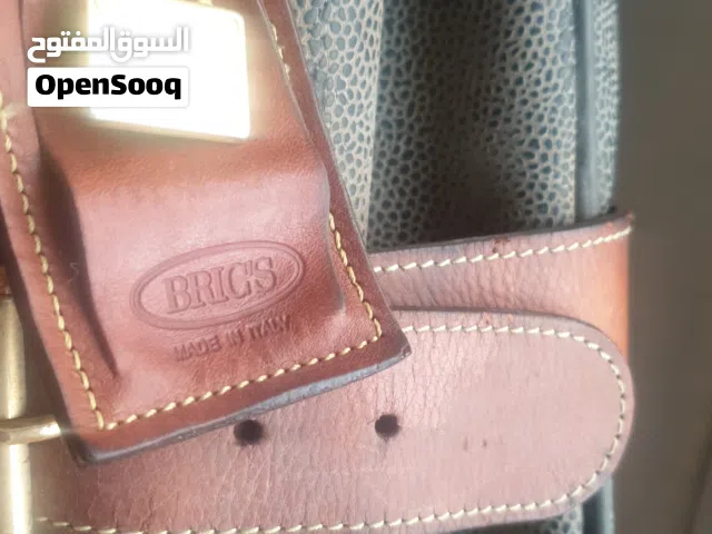 شنطة جلد ايطالي بحالة ممتازة ماركة عالمية يذيد عمرها عن ال20 عام