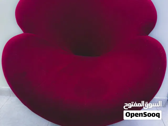 كرسي أحمر بقاعدة فضية