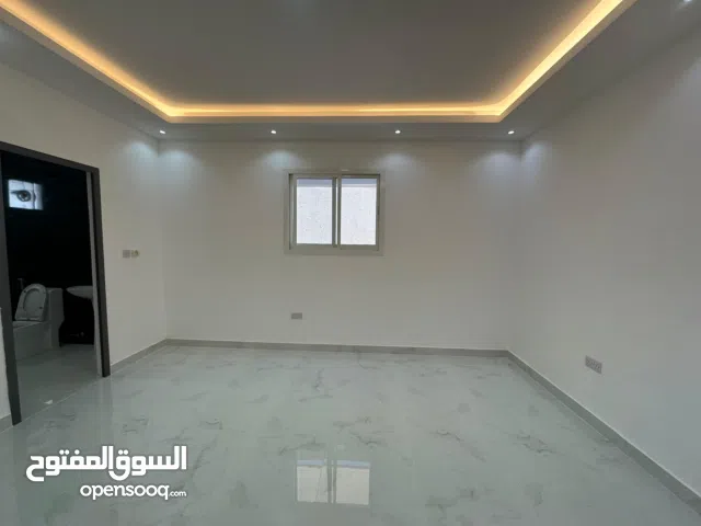 شقه 2غرفه وصاله و2حمام مع حوش خاص