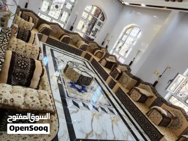 هذا المجلس يتميز بتصميم فاخر يدمج بين العراقة والأسلوب المودرن، وهو مصمم لاستقبال عدد كبير من الضيوف
