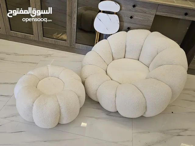 كنبه دائرية مع طاولة للقدم