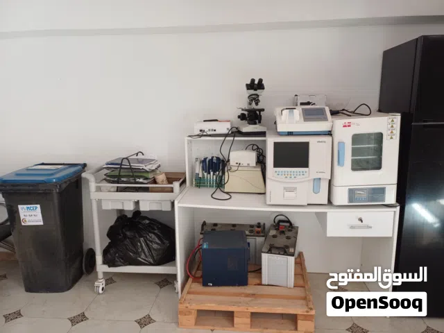 معدات طبية مختبرات في حالة ممتازة