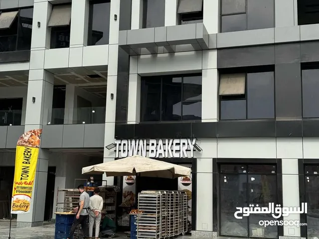 محل استلام فوري و متاجر بعائد شهري في قلب مدينه الشروق امام نادي الشروق الرياضي