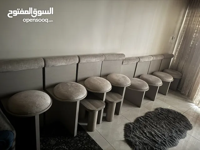 كراسي وطاولات
