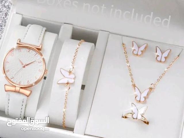 ساعات نسائية لون بيج وأسود