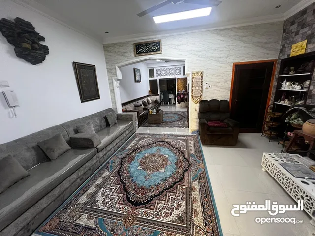 بيت يقع على شارعين للبيع في سند