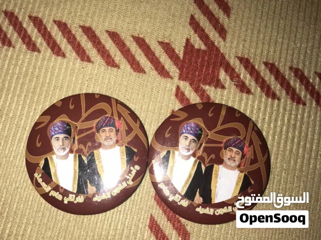 السلطان قابوس وهيثم ويوضعان على الملابس