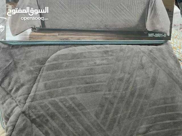 ديباج نفرين شتوي مخمل متكون من 6قطعه 4تلبيس مخده و شرشف سير و الديباج نوعيه ممتازه عليه عرض خمسين ب