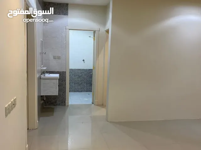 شقه للايجار موقع مميز حي لبن الشرقي الرياض