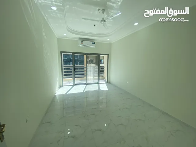 تملك حر لجميع الجنسيات / شقة واسعة مجلس مستقل و صالة و 4 غرف نوم / موقع مميز في الحد الجديدة !
