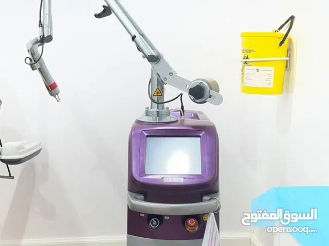 � للبيع أجهزة طبية وتجميلية + أسِرّة عيادة �