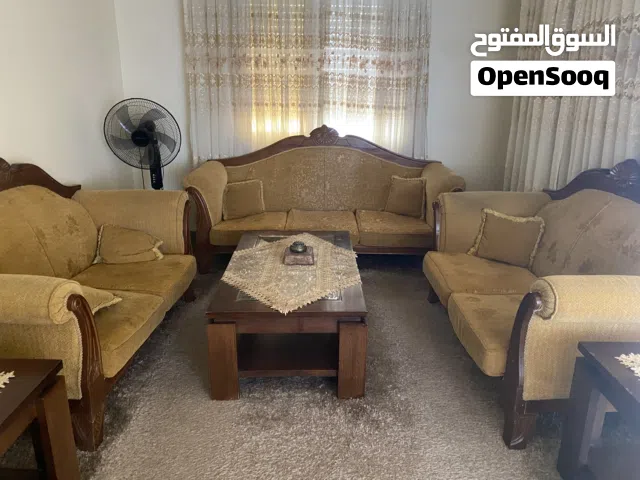 طقم كنب 9 مقاعد وطقم طاولات خشب ثقيل طاوله وسطيه بالاضافه الى طاولتين جانبيات
