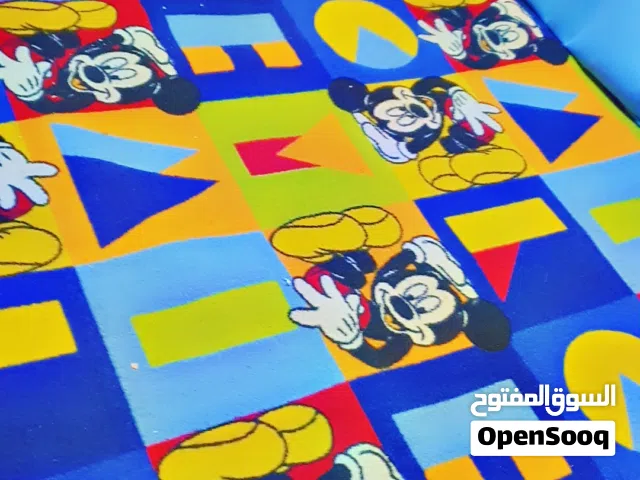 موكيتة لغرفة اطفال شبه وكاله بحاله ممتازة ألوانها جميله قياس 4/4