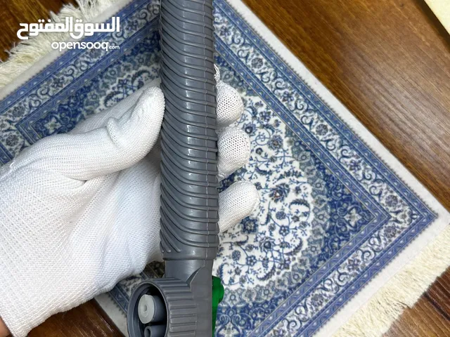 مضخة يدوية بخاخ مع فوهة قابلة للتعديل ركب اي دبه عليها وتوكل و قفازات بيضاء مطاط ومريحه